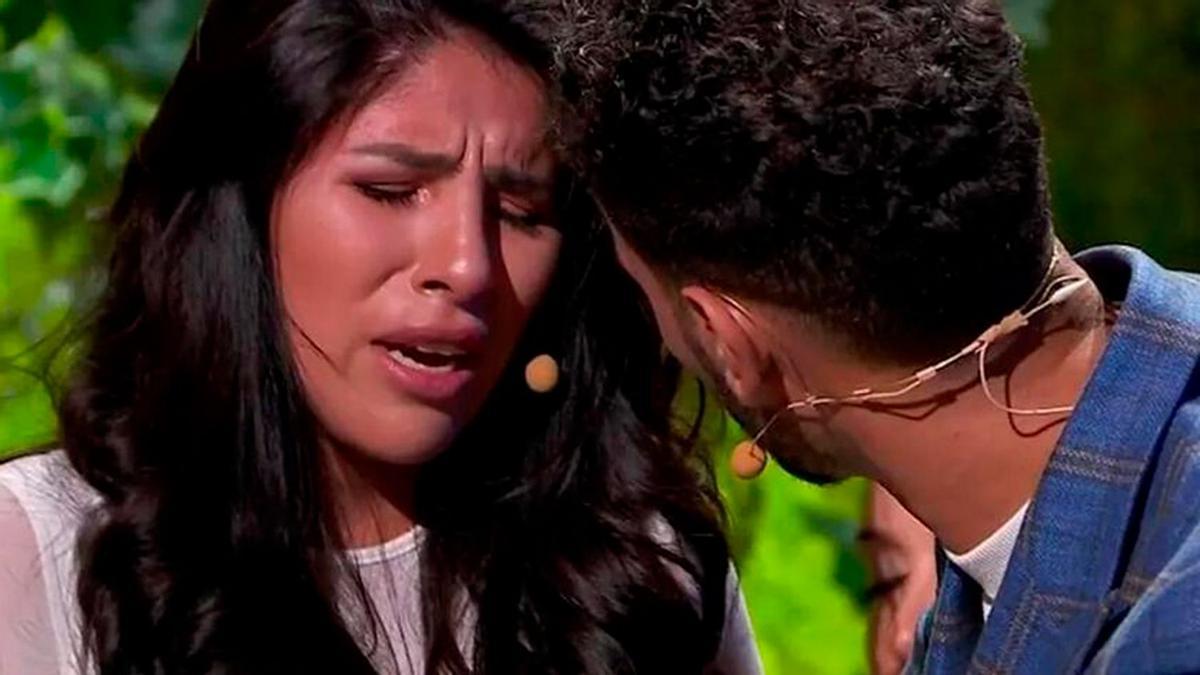 isabel pantoja firma un acuerdo millonario con netflix para traer su historia y música a una plataforma global, revolucionando el entretenimiento latino.