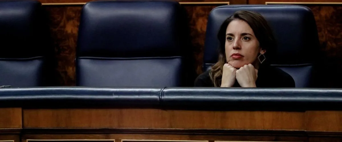 javier izquierdo abandona la ejecutiva del psoe tras ser acusado de machismo, generando polémica y debate sobre la igualdad de género en la política española.