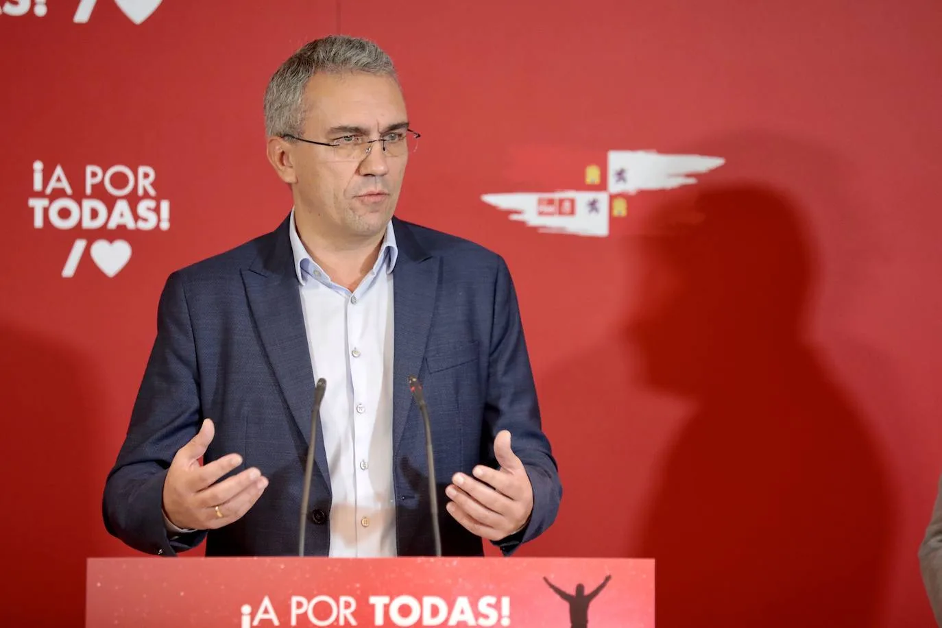 javier izquierdo abandona la ejecutiva del psoe tras ser acusado de machismo, generando debate sobre la igualdad y el respeto dentro del partido.
