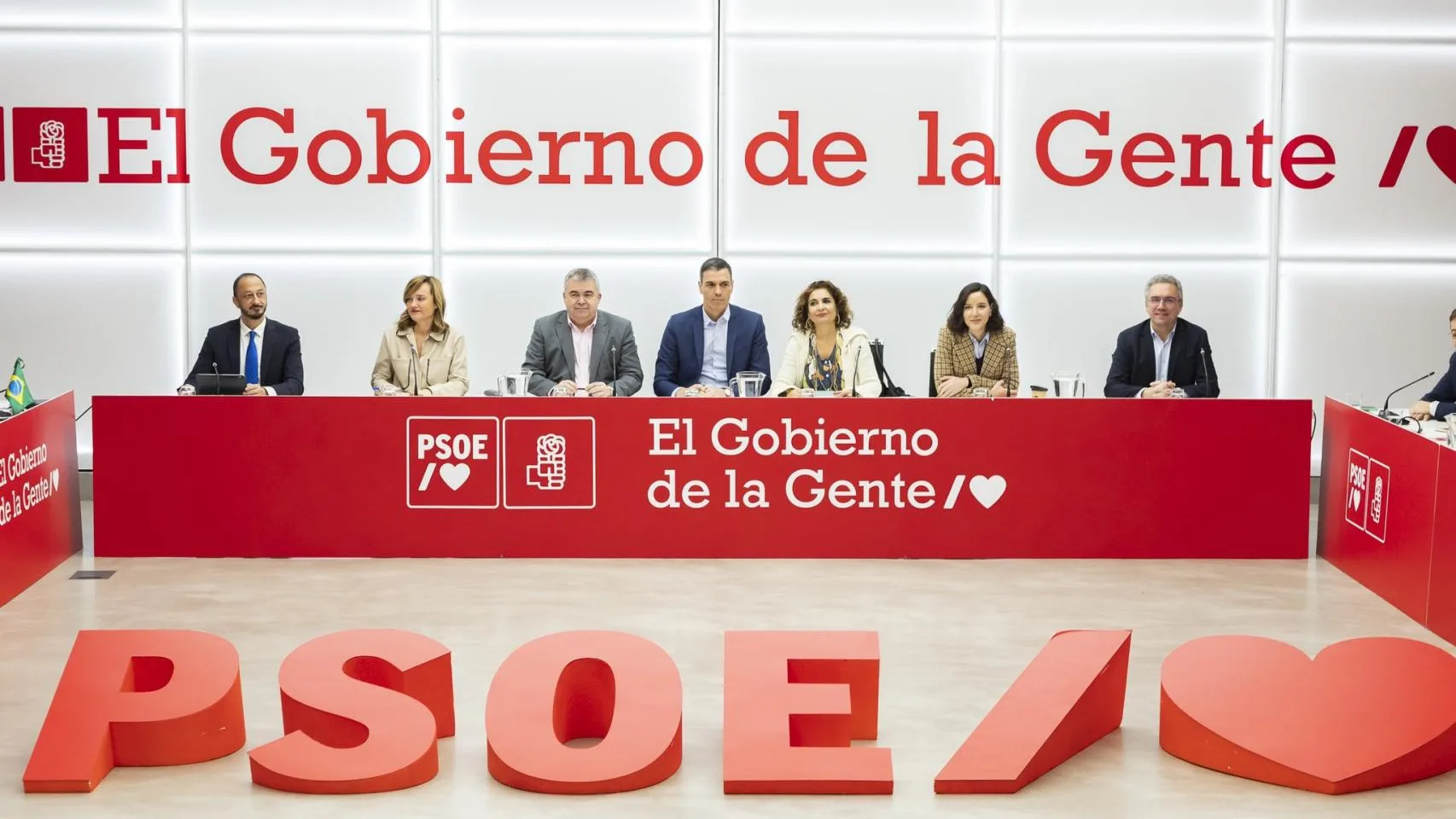 javier izquierdo deja la ejecutiva del psoe tras ser acusado de machismo, generando un debate sobre igualdad y conducta en la política.