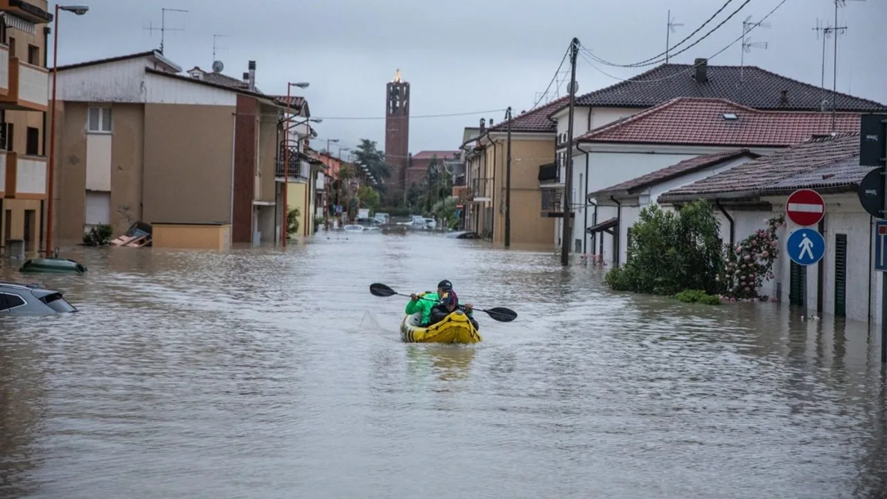 lluvias intensas de la tormenta emilia causan rescates en castellón y suspensión de clases en valencia para garantizar la seguridad de los estudiantes.