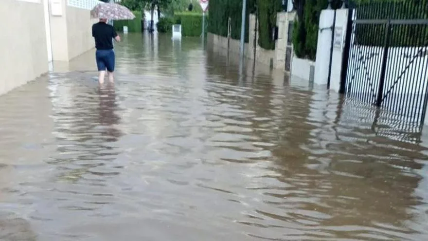 lluvias intensas de la tormenta emilia causan rescates en castellón y suspensión de clases en valencia para garantizar la seguridad de los estudiantes.