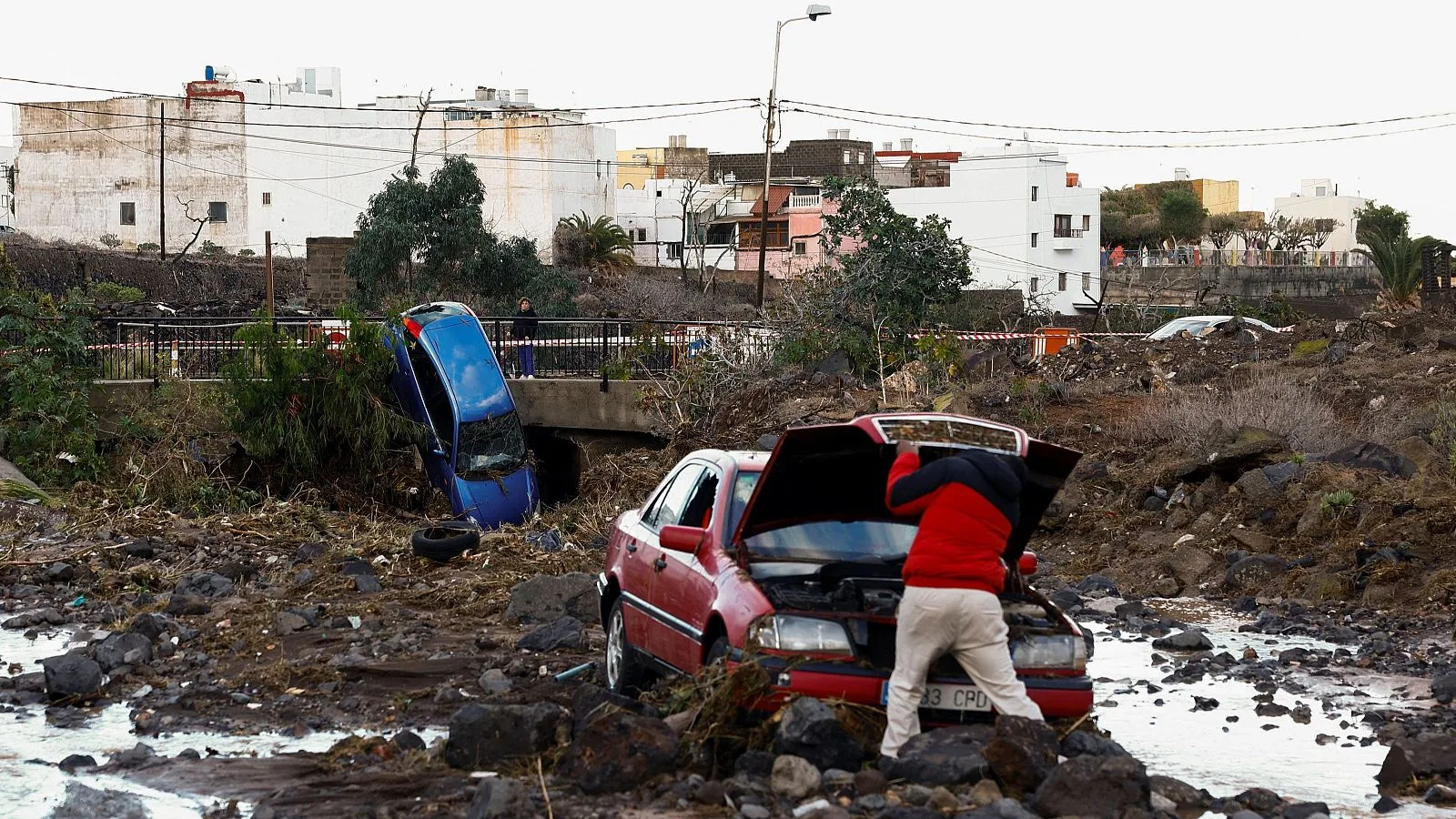 lluvias intensas de la tormenta emilia causan rescates en castellón y suspensión de clases en valencia para garantizar la seguridad de la población.