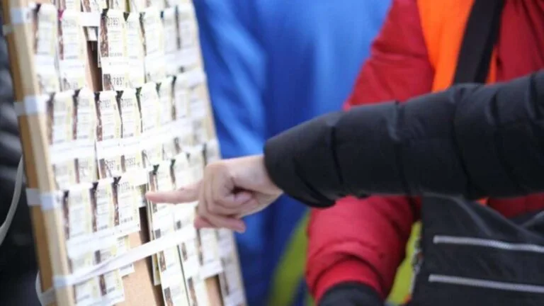 descubre todos los detalles sobre los premios de la lotería de navidad 2025: un total de 2.772 millones de euros en premios que cambiarán la vida de muchos afortunados.