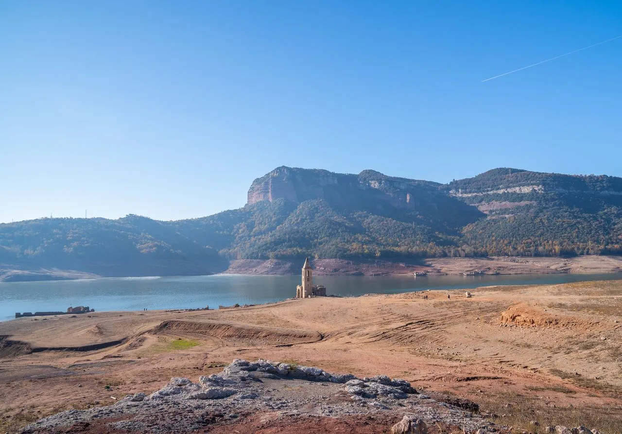 informe actualizado sobre las reservas hídricas en los embalses españoles al 14 de diciembre, con datos precisos sobre niveles y evolución.