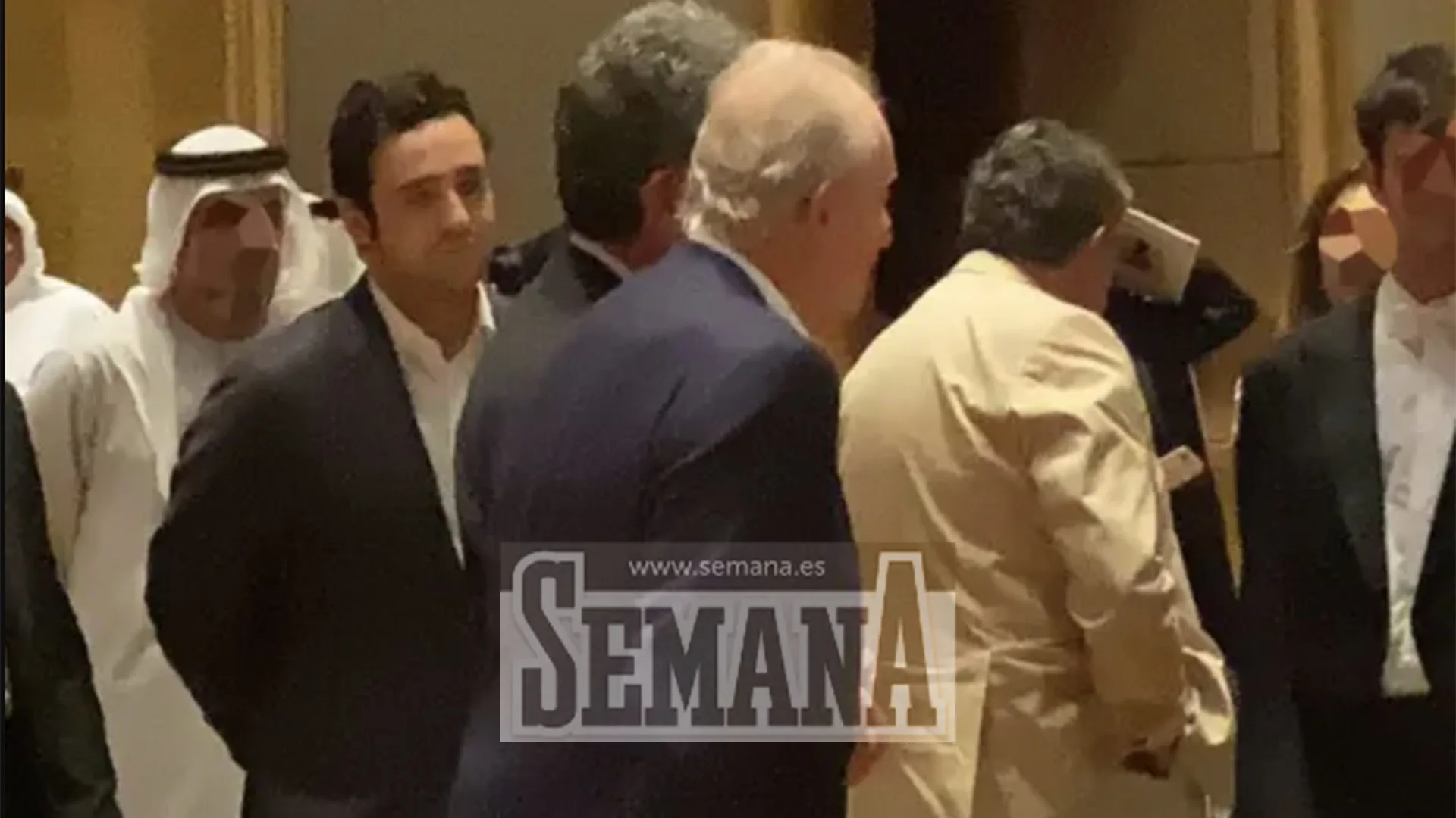 el rey juan carlos recomienda a froilán mudarse a abu dabi tras las recientes controversias, buscando un nuevo comienzo y tranquilidad para él.