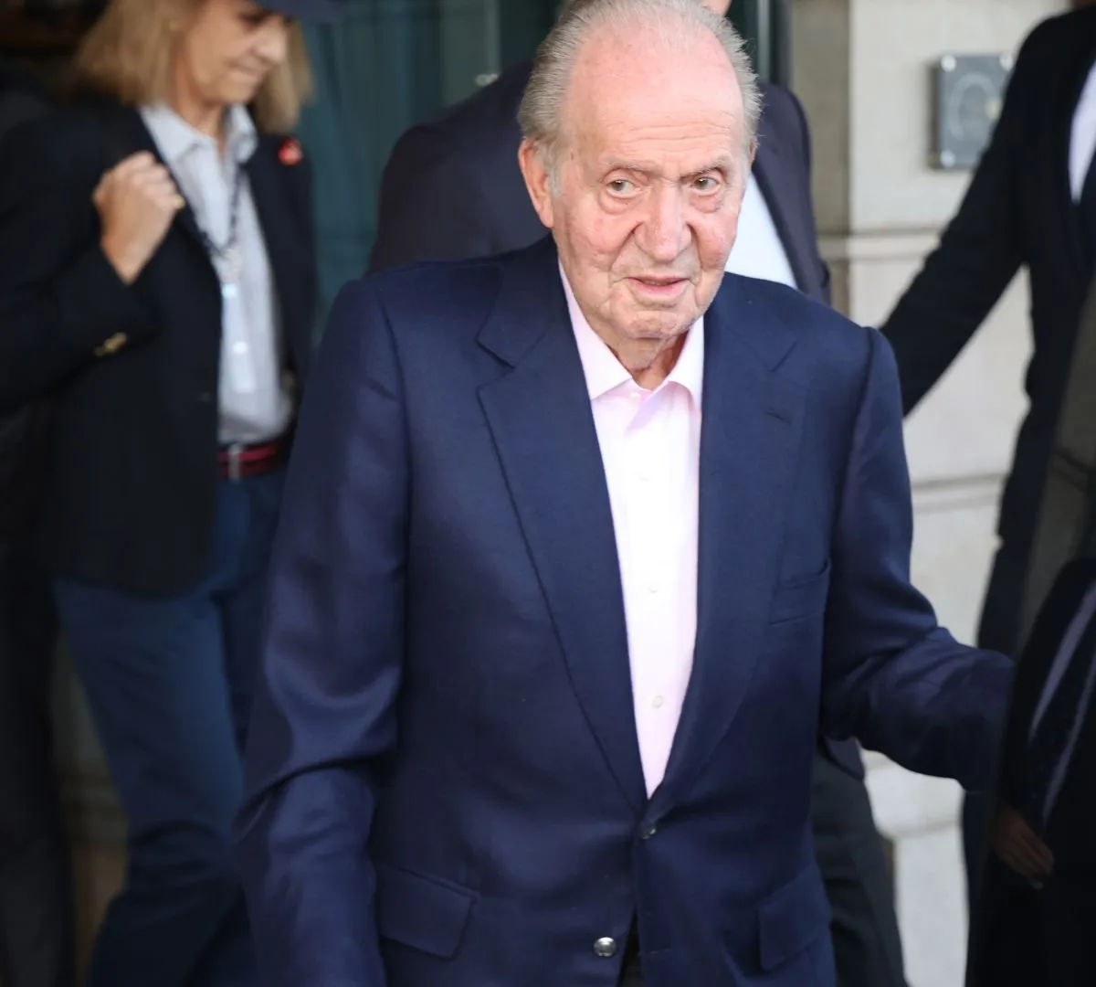 el rey juan carlos aconseja a froilán mudarse a abu dabi tras las recientes controversias, buscando privacidad y tranquilidad.