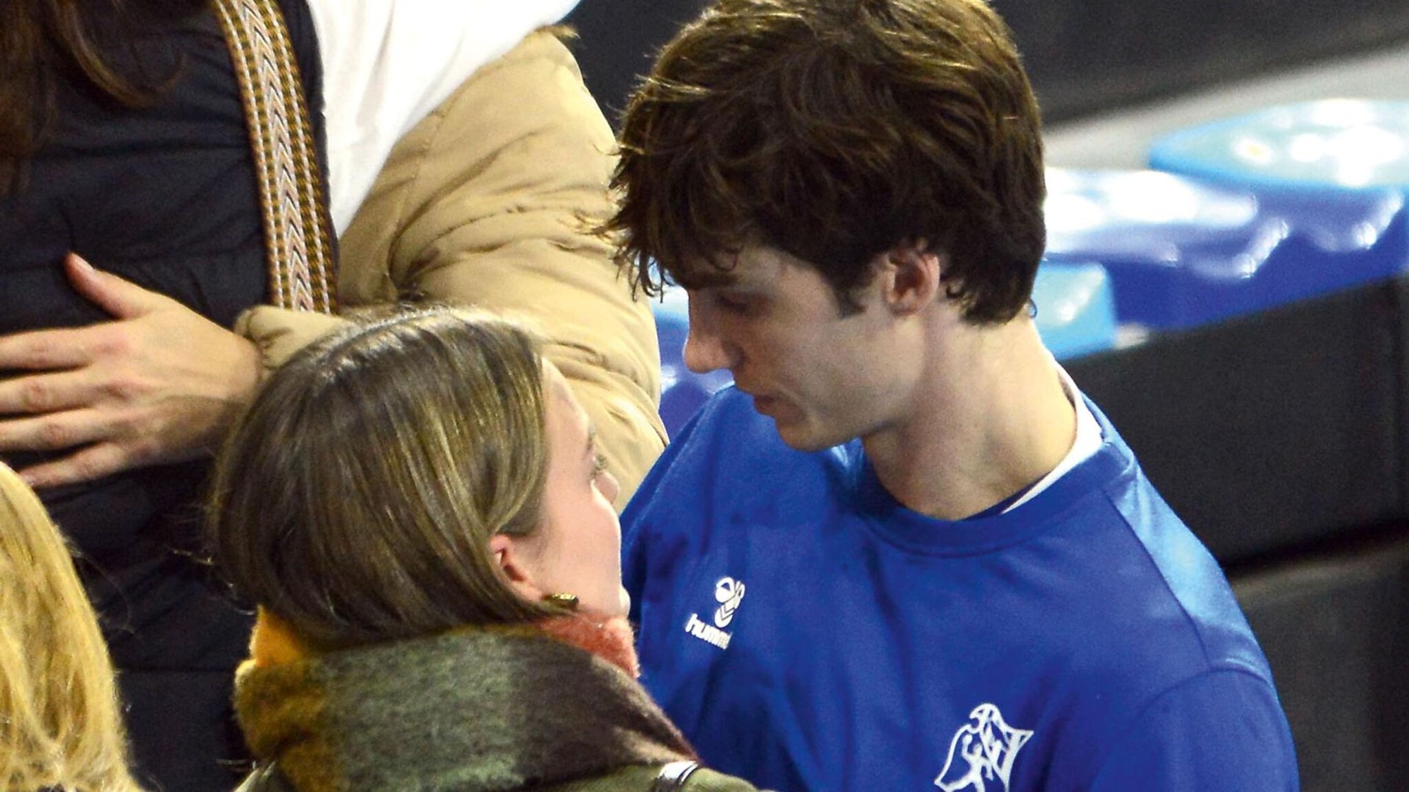 descubre cómo urdangarin y zott se convierten en fans apasionados en la final de ot 2025, apoyando a sus artistas favoritos en una noche inolvidable.