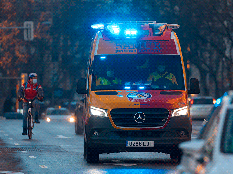 un bebé nace en una calle de madrid con la ayuda de su padre, en un momento lleno de emoción y valentía.