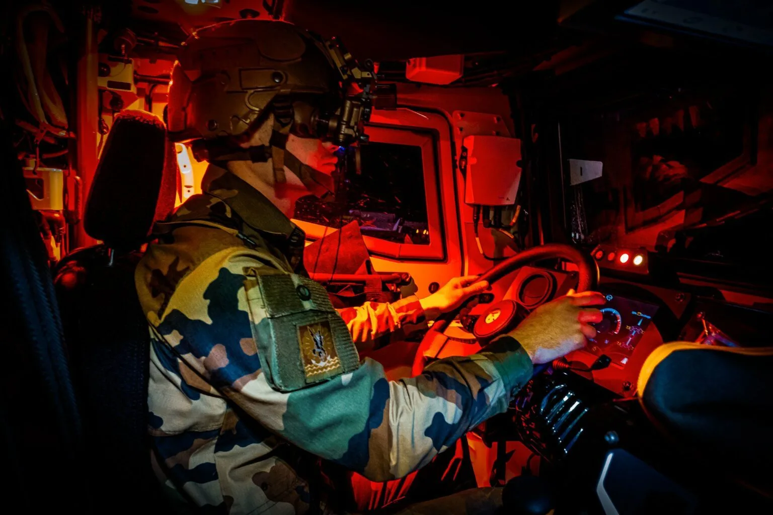 el ejército francés refuerza su defensa con la incorporación de vehículos blindados scorpion, mejorando su capacidad operativa y movilidad en el campo de batalla.