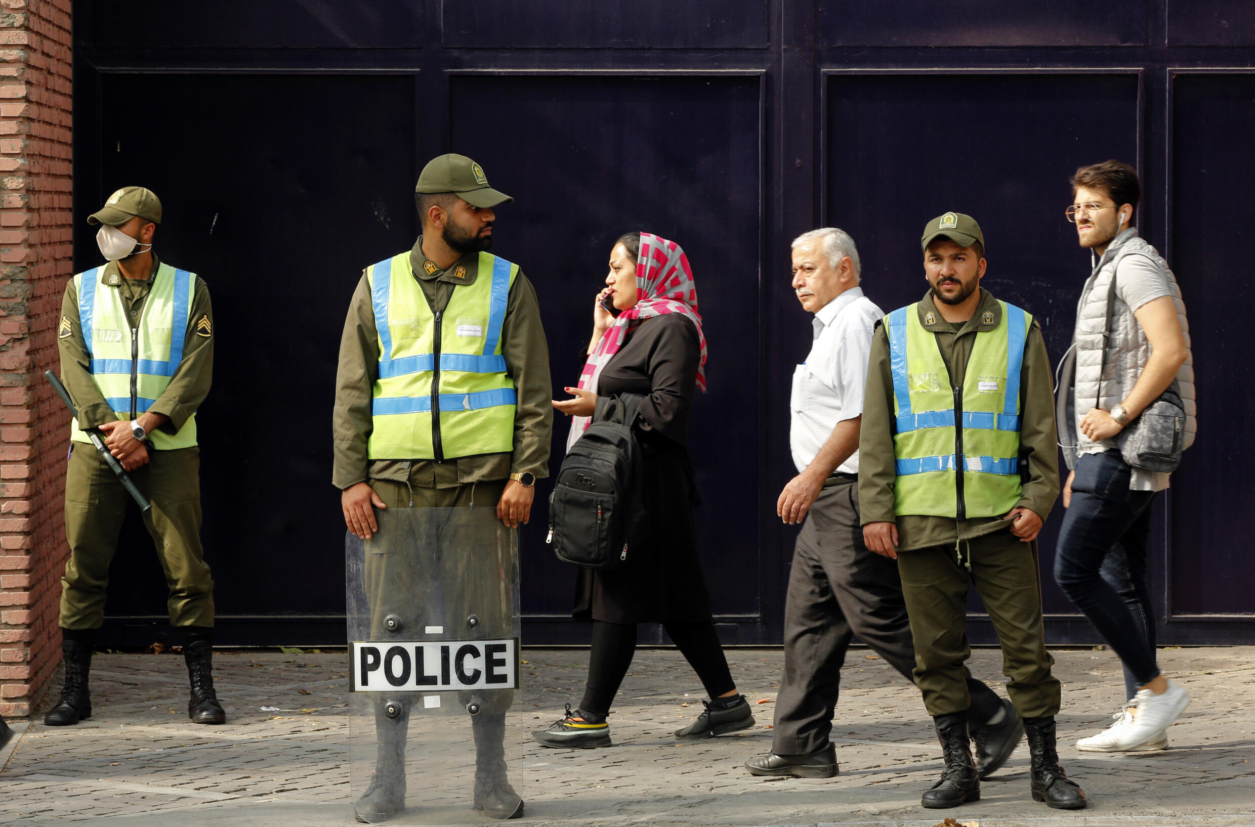 exteriores aconseja a los españoles en irán salir del país y evitar participar en manifestaciones por motivos de seguridad.