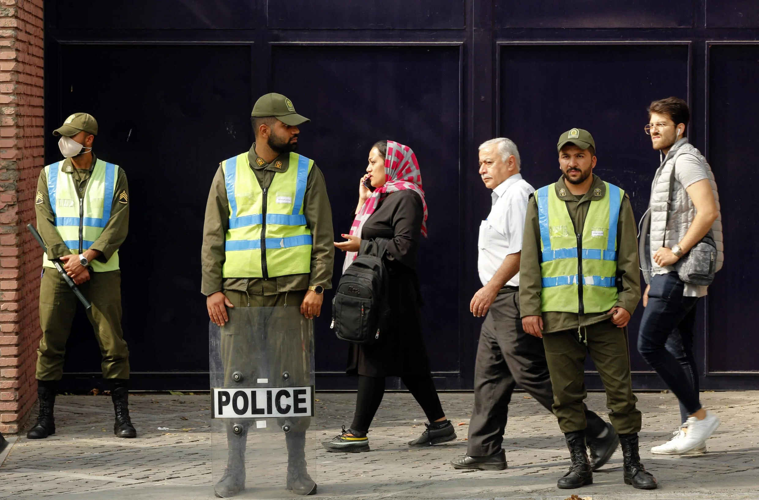 exteriores aconseja a los españoles en irán salir del país y evitar participar en manifestaciones por motivos de seguridad.