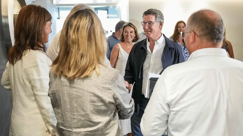 feijóo critica la regularización de migrantes tras haberla apoyado en 2024, generando controversia política en el país.