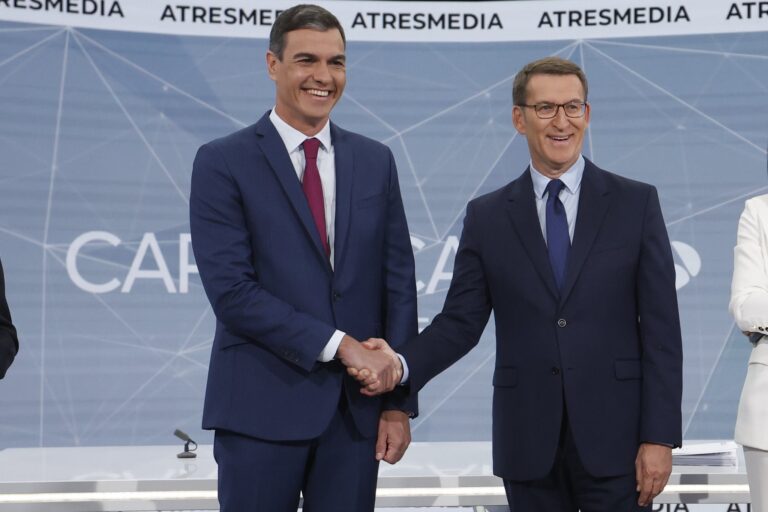 feijóo critica la regularización de migrantes después de haberla apoyado en 2024, generando polémica sobre su postura política.