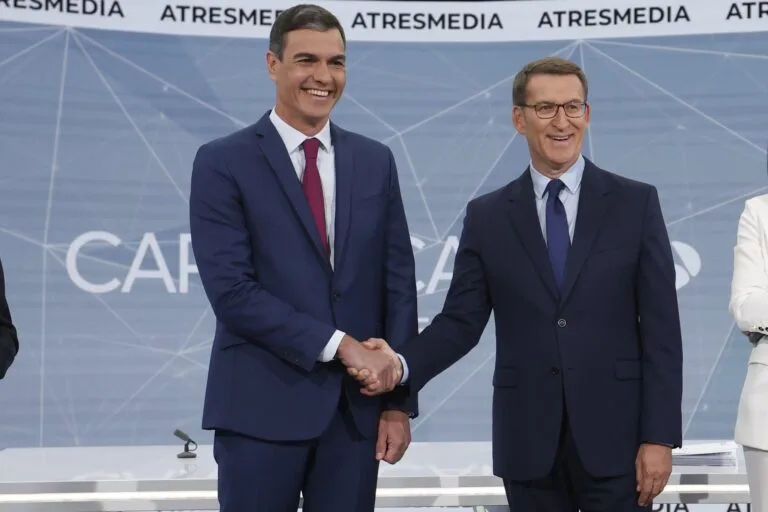 feijóo critica la regularización de migrantes después de haberla apoyado en 2024, generando polémica sobre su postura política.