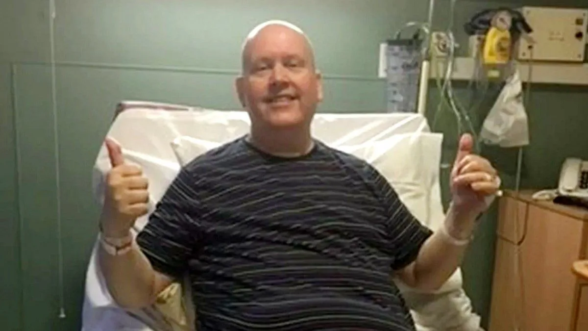 hombre de 50 años que vive 20 años con un tumor de 60 kg, una historia impresionante de resistencia y fuerza ante la adversidad médica.
