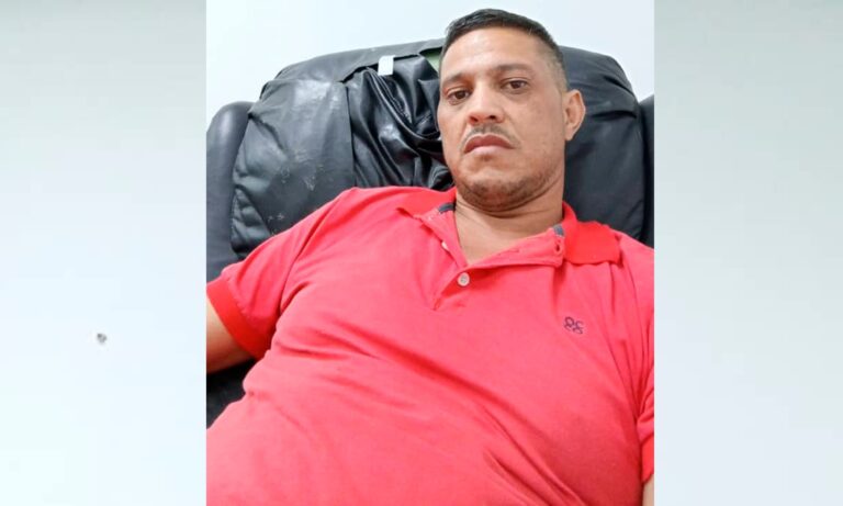 descubre la increíble historia de un hombre de 50 años que vivió 20 años con un tumor gigante de 60 kg, enfrentando desafíos y mostrando una increíble fuerza y resistencia.