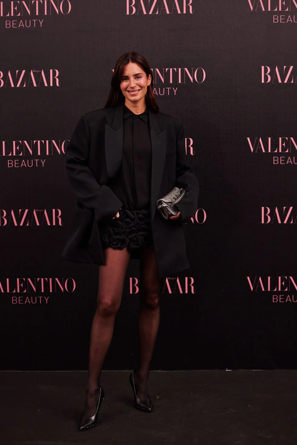 descubre la historia de las musas españolas de valentino y su amistad con naty, paloma y rossy, y cómo inspiran la moda y el arte contemporáneo.