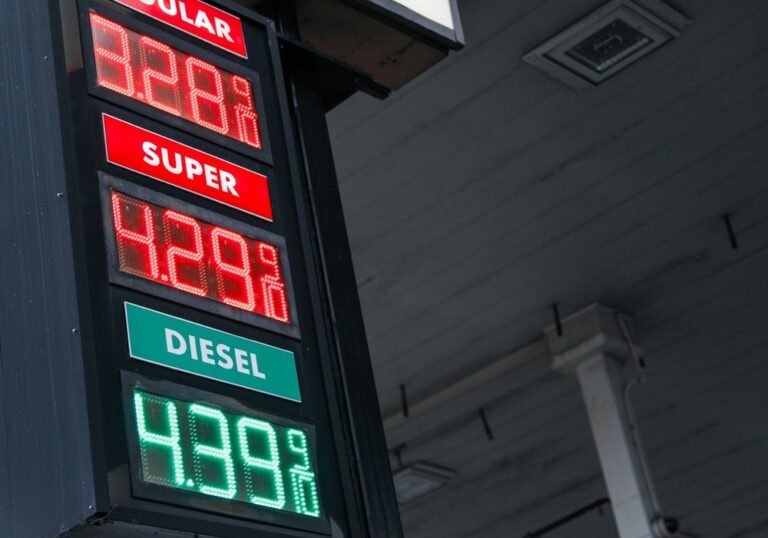 consulta el precio estimado de la gasolina en españa para el año 2026 y cómo afectará tu presupuesto de combustible.
