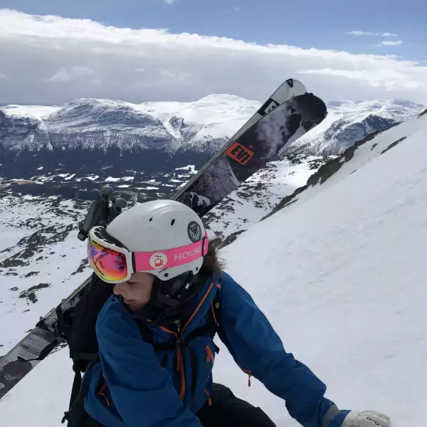 la princesa ingrid sorprende a todos con una emocionante aventura en motos de nieve, mostrando su espíritu aventurero y pasión por la naturaleza.