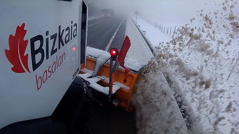 temporal francis: despliegue de 279 quitanieves y 45.000 toneladas de sal para combatir las intensas nevadas en cantabria y madrid, asegurando la movilidad y la seguridad en las carreteras.