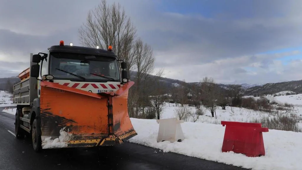 temporal francis: despliegue de 279 quitanieves y distribución de 45.000 toneladas de sal en cantabria y madrid para garantizar la seguridad vial durante la tormenta.